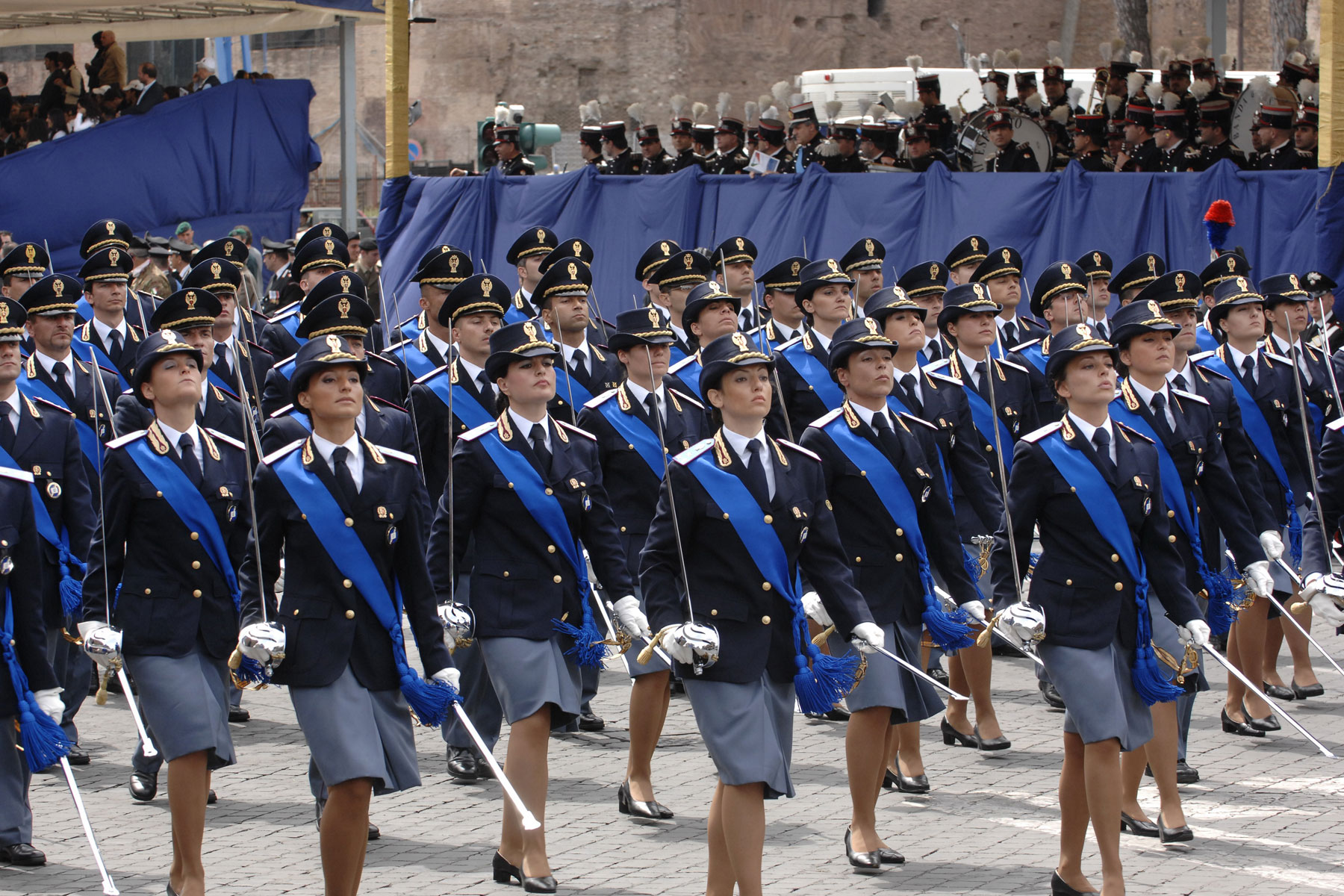 - Concorso interno, per titoli ed esami, a 20 posti per l'accesso alla qualifica di commissario