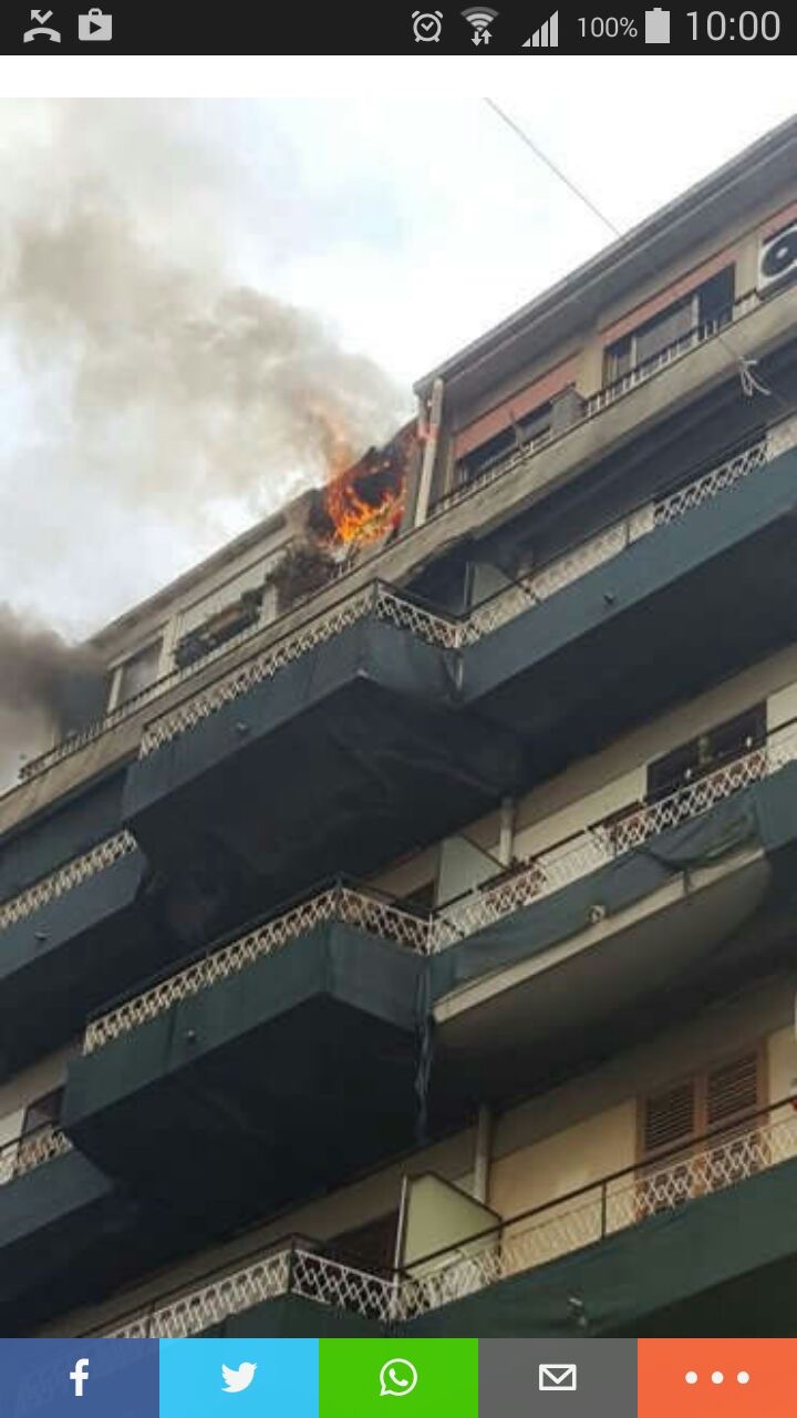 INCENDIO IN APPARTAMENTO: Poliziotti salvano tre persone tra cui una disabile e un bambino, destinate al rogo.