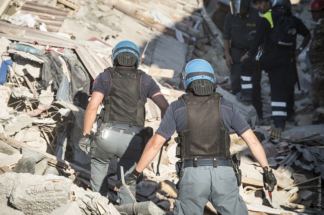 INCENDIO IN APPARTAMENTO: Poliziotti salvano tre persone tra cui una disabile e un bambino, destinate al rogo.