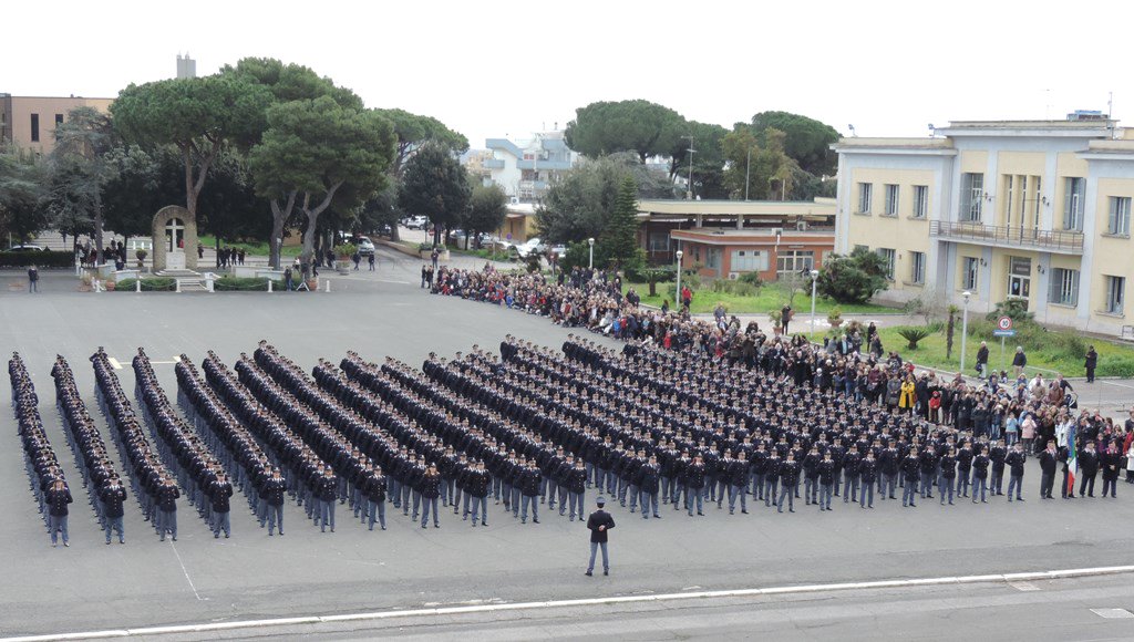 Concorso in polizia, legittima l'esclusione per il tatuaggio non coperto dall'uniforme